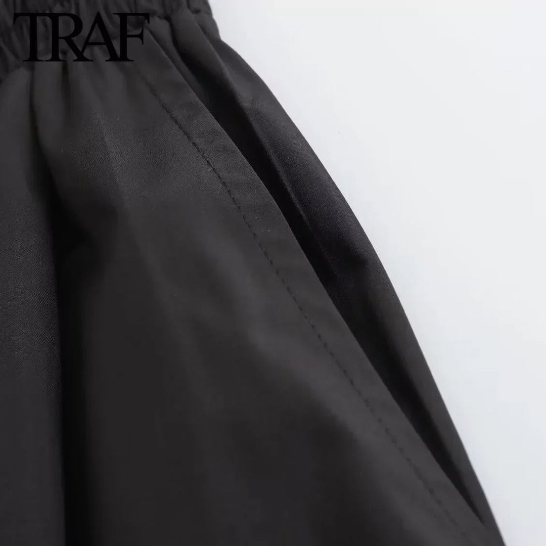 Dame sort plisseret A-line nederdel, højtaljet, skaber en strømlinet og elegant silhuet.