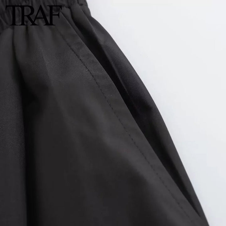 Dame sort plisseret A-line nederdel, højtaljet, skaber en strømlinet og elegant silhuet.