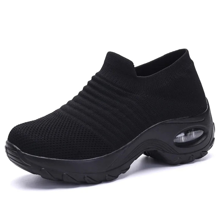 "Naisten musta, valkoinen ja punainen orthopedinen sneaker, ergonominen muotoilu, sopii arki- ja urheilukäyttöön."