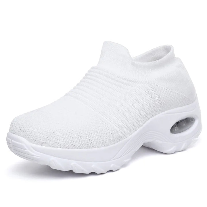 "Naisten musta, valkoinen ja punainen orthopedinen sneaker, ergonominen muotoilu, sopii arki- ja urheilukäyttöön."