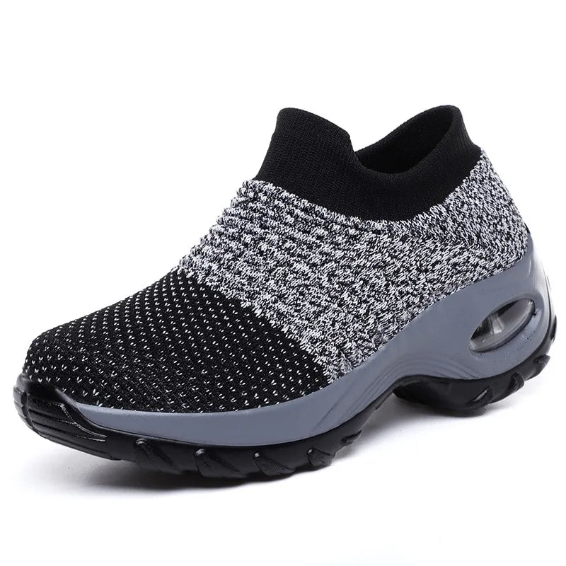 "Naisten musta, valkoinen ja punainen orthopedinen sneaker, ergonominen muotoilu, sopii arki- ja urheilukäyttöön."