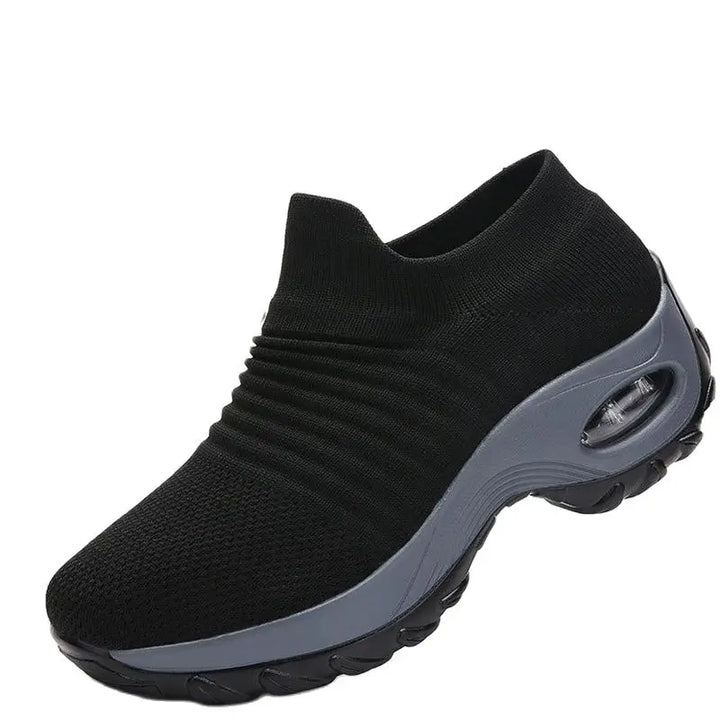 "Naisten musta, valkoinen ja punainen orthopedinen sneaker, ergonominen muotoilu, sopii arki- ja urheilukäyttöön."