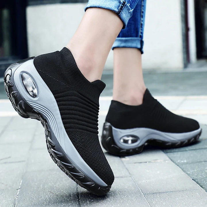 "Naisten musta, valkoinen ja punainen orthopedinen sneaker, ergonominen muotoilu, sopii arki- ja urheilukäyttöön."