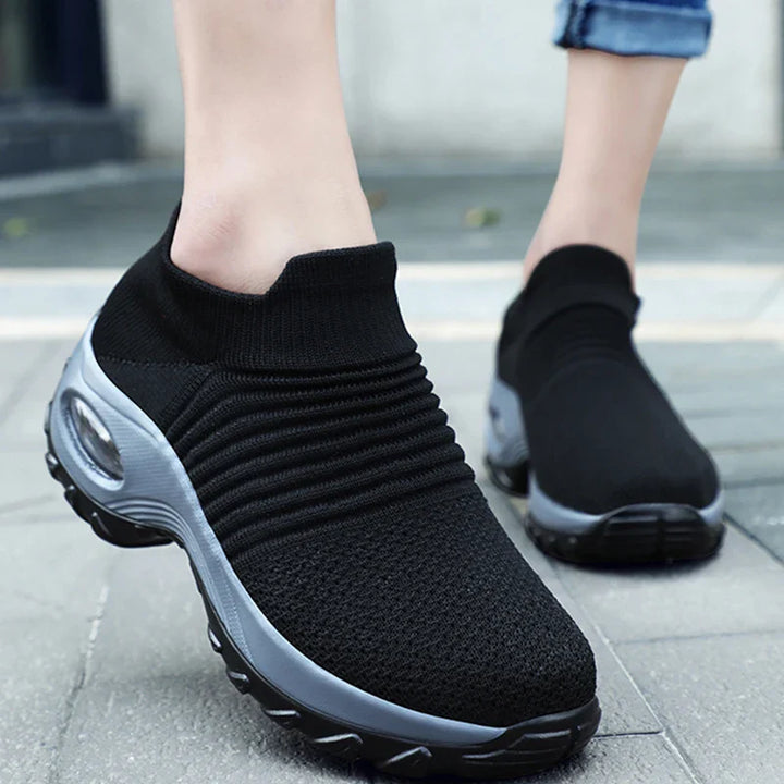 "Naisten musta, valkoinen ja punainen orthopedinen sneaker, ergonominen muotoilu, sopii arki- ja urheilukäyttöön."