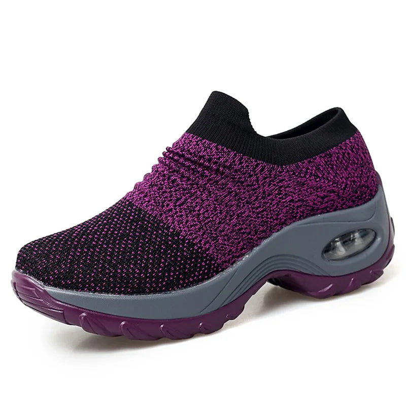 "Naisten musta, valkoinen ja punainen orthopedinen sneaker, ergonominen muotoilu, sopii arki- ja urheilukäyttöön."