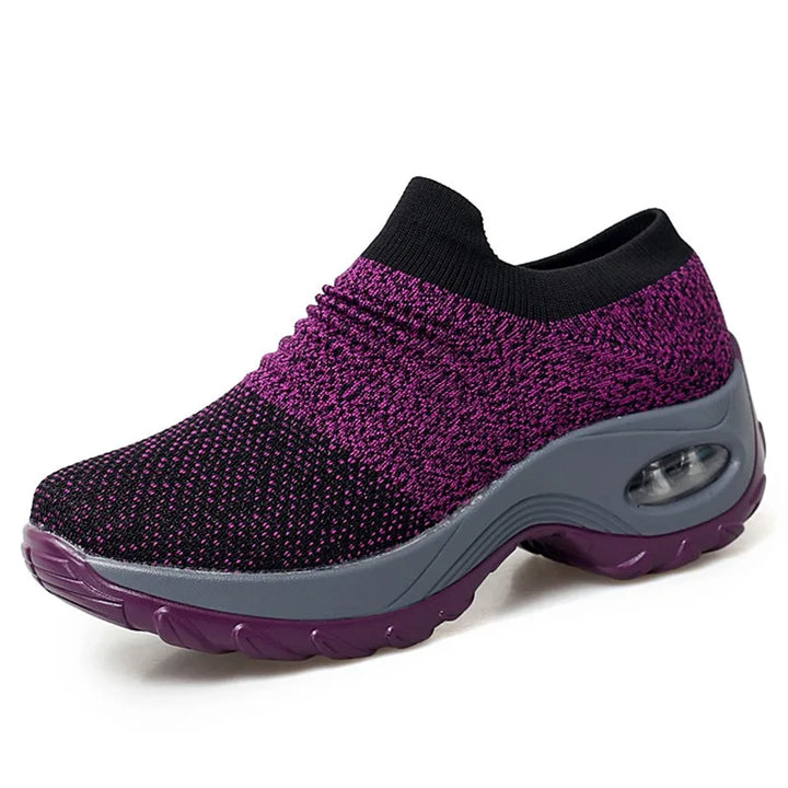 "Naisten musta, valkoinen ja punainen orthopedinen sneaker, ergonominen muotoilu, sopii arki- ja urheilukäyttöön."