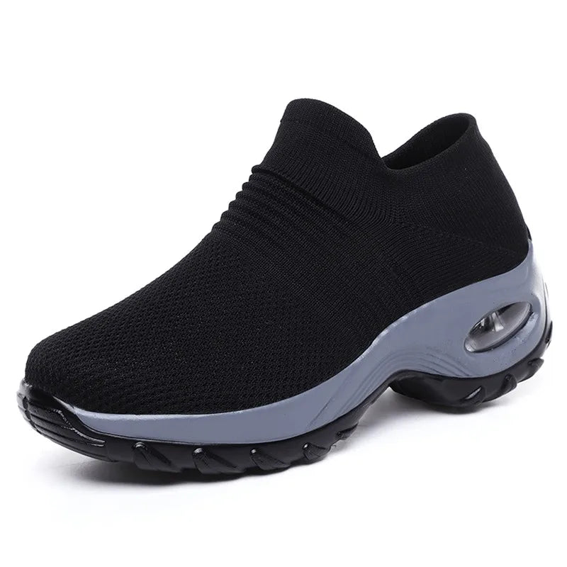 "Naisten musta, valkoinen ja punainen orthopedinen sneaker, ergonominen muotoilu, sopii arki- ja urheilukäyttöön."