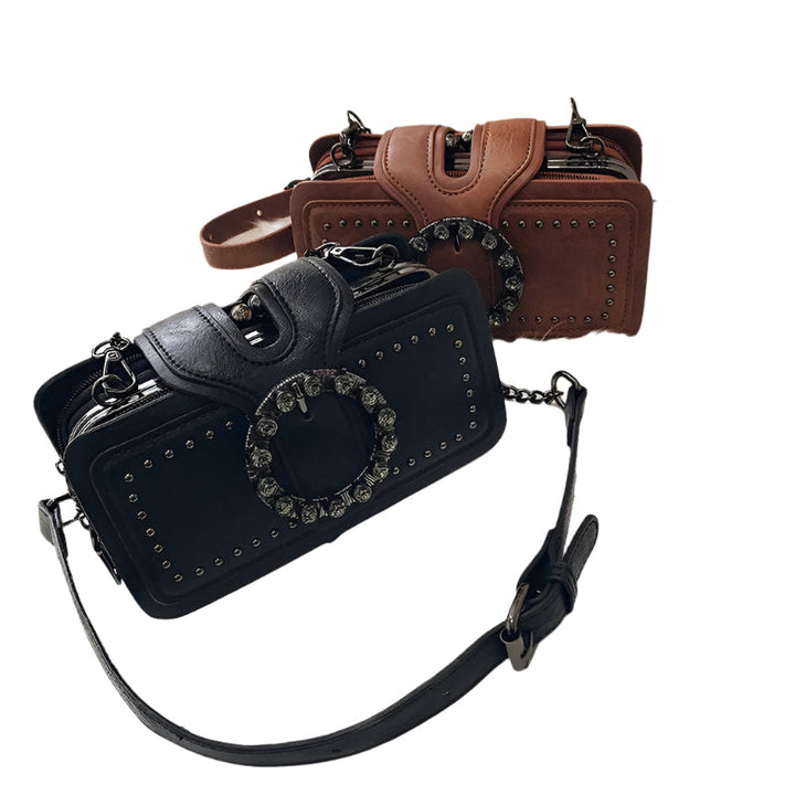 "Naisten musta vintage crossbody PU-nahkalaukku säädettävällä hihnalla ja tyylikkäillä yksityiskohdilla."