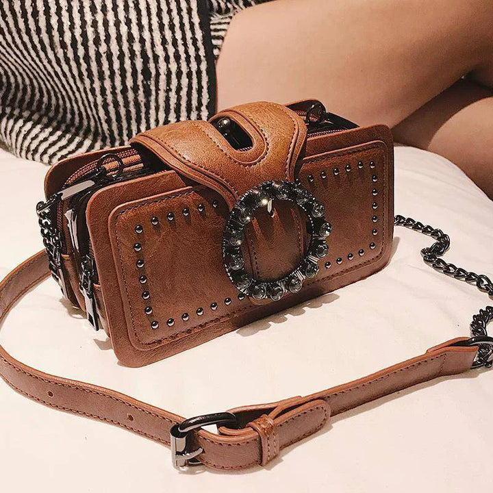 "Naisten musta vintage crossbody PU-nahkalaukku säädettävällä hihnalla ja tyylikkäillä yksityiskohdilla."