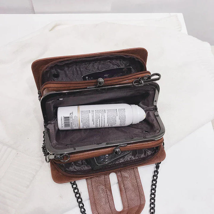 "Naisten musta vintage crossbody PU-nahkalaukku säädettävällä hihnalla ja tyylikkäillä yksityiskohdilla."