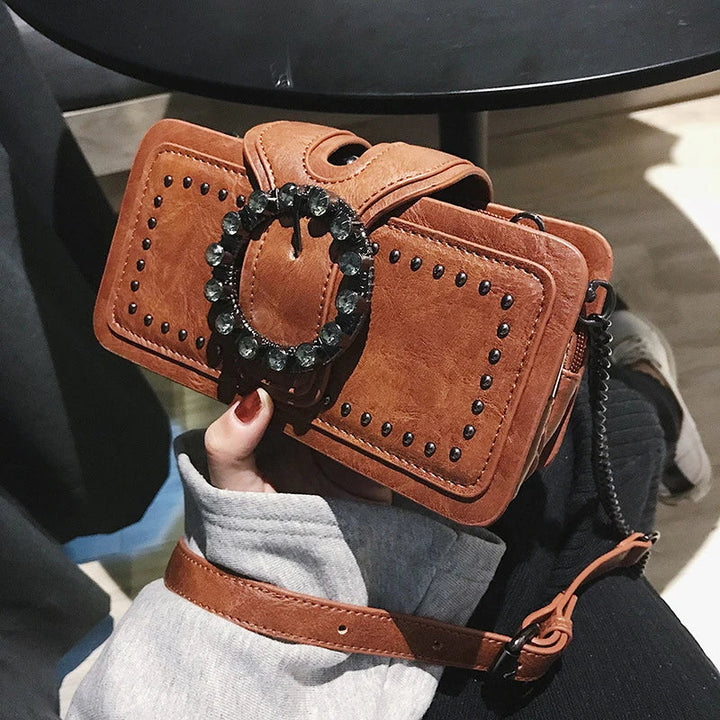 "Naisten musta vintage crossbody PU-nahkalaukku säädettävällä hihnalla ja tyylikkäillä yksityiskohdilla."
