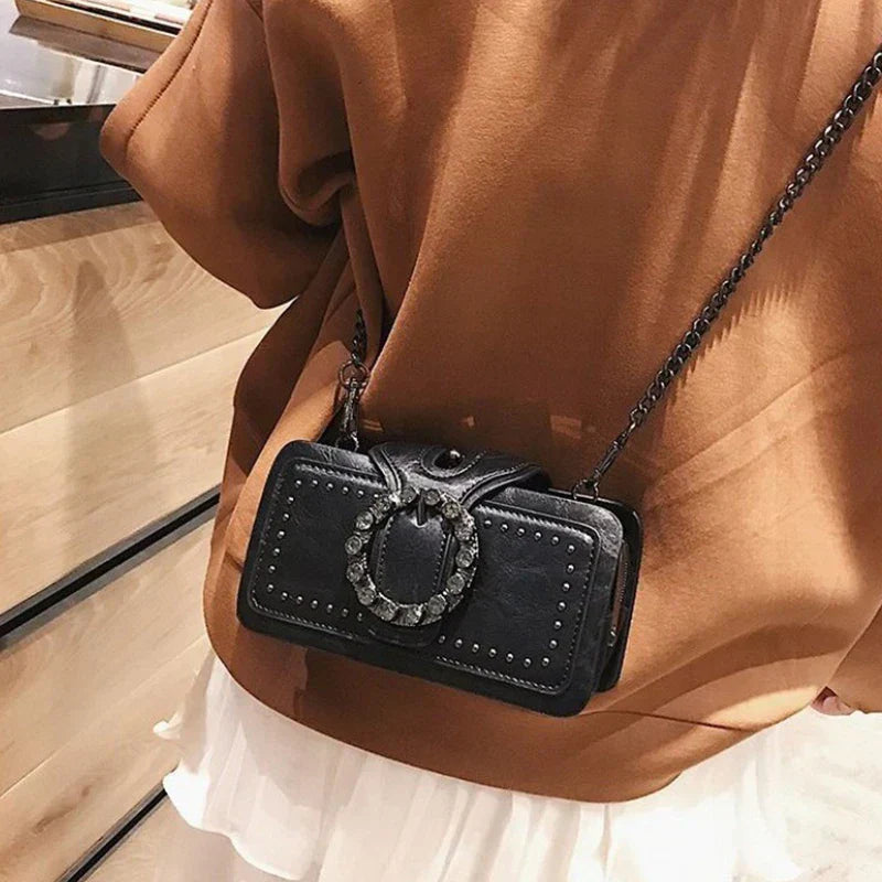 "Naisten musta vintage crossbody PU-nahkalaukku säädettävällä hihnalla ja tyylikkäillä yksityiskohdilla."