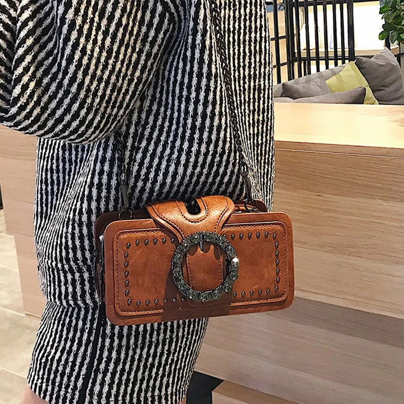 "Naisten musta vintage crossbody PU-nahkalaukku säädettävällä hihnalla ja tyylikkäillä yksityiskohdilla."