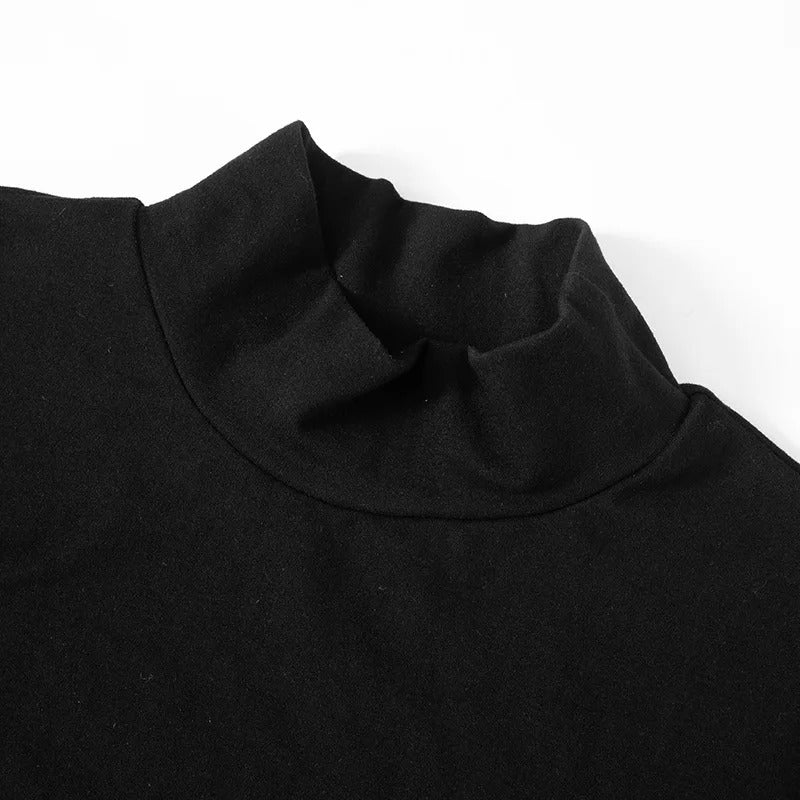 Dame sort-hvid patchwork bodycon kjole, turtleneck krave, halvlange ærmer, moderne og elegant look.