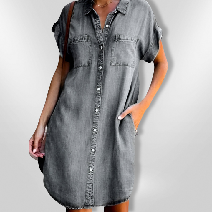 Dame sommerkjole i denim med knapper, lyseblå, sidevisning; let stof og funktionelle lommer, stilfuldt afslappet look.