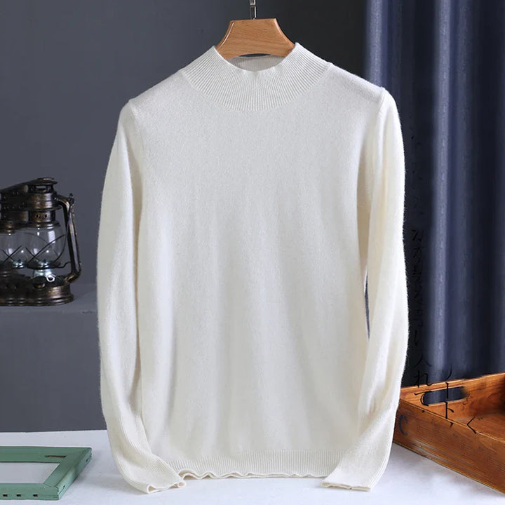 Dame striktrøje med lange ærmer og ståkrage, blødt strikmateriale, stilfuldt efterårs-outfit.
