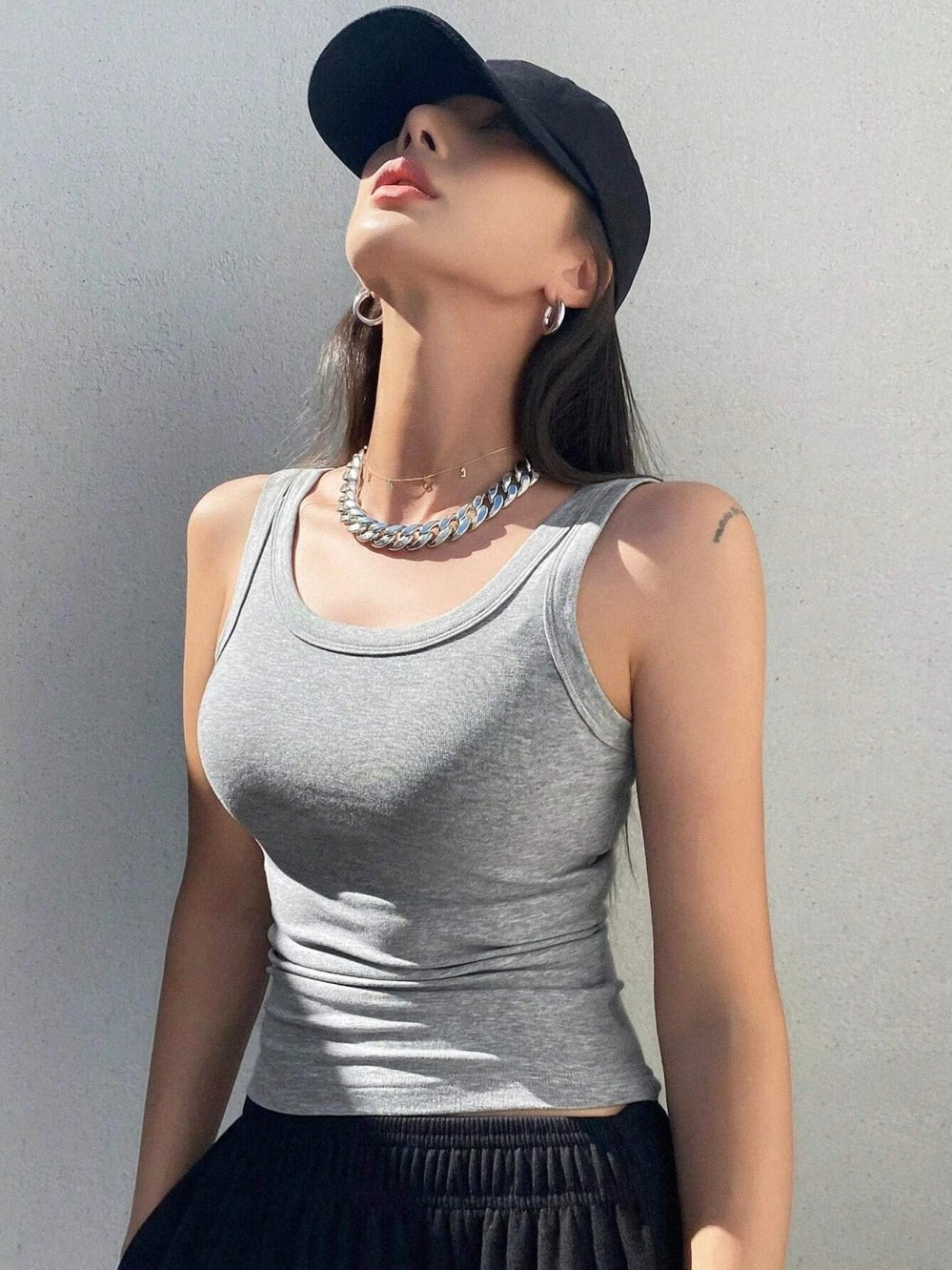 Dame strikket camisole-top i blødt, elastisk stof med scoop-halsudskæring, ideel til lag-på-lag-styling.