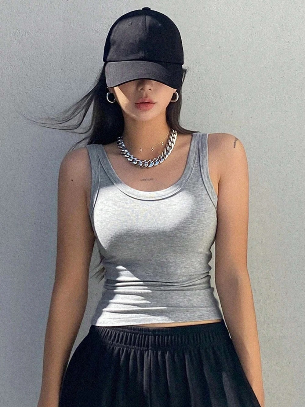 Dame strikket camisole-top i blødt, elastisk stof med scoop-halsudskæring, ideel til lag-på-lag-styling.