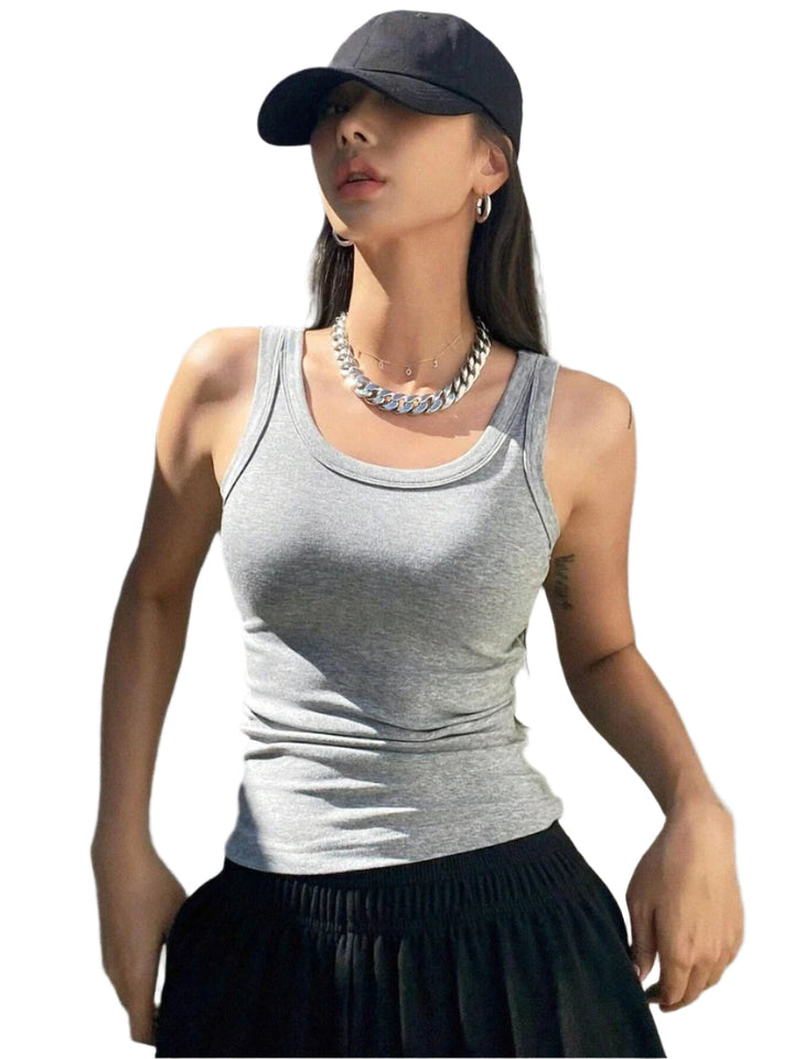 Dame strikket camisole-top i blødt, elastisk stof med scoop-halsudskæring, ideel til lag-på-lag-styling.
