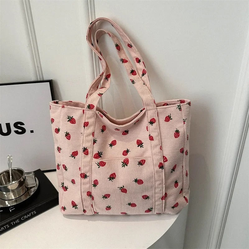 Naisten pehmeä corduroy-olkalaukku, mansikkakuviolla, tilava ja käytännöllinen päivittäiseen käyttöön.