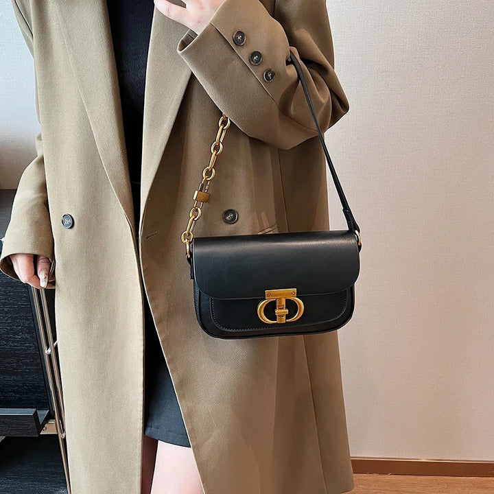 Dame crossbody taske, sort og brun, minimalistisk design, justerbar rem, kompakt størrelse.