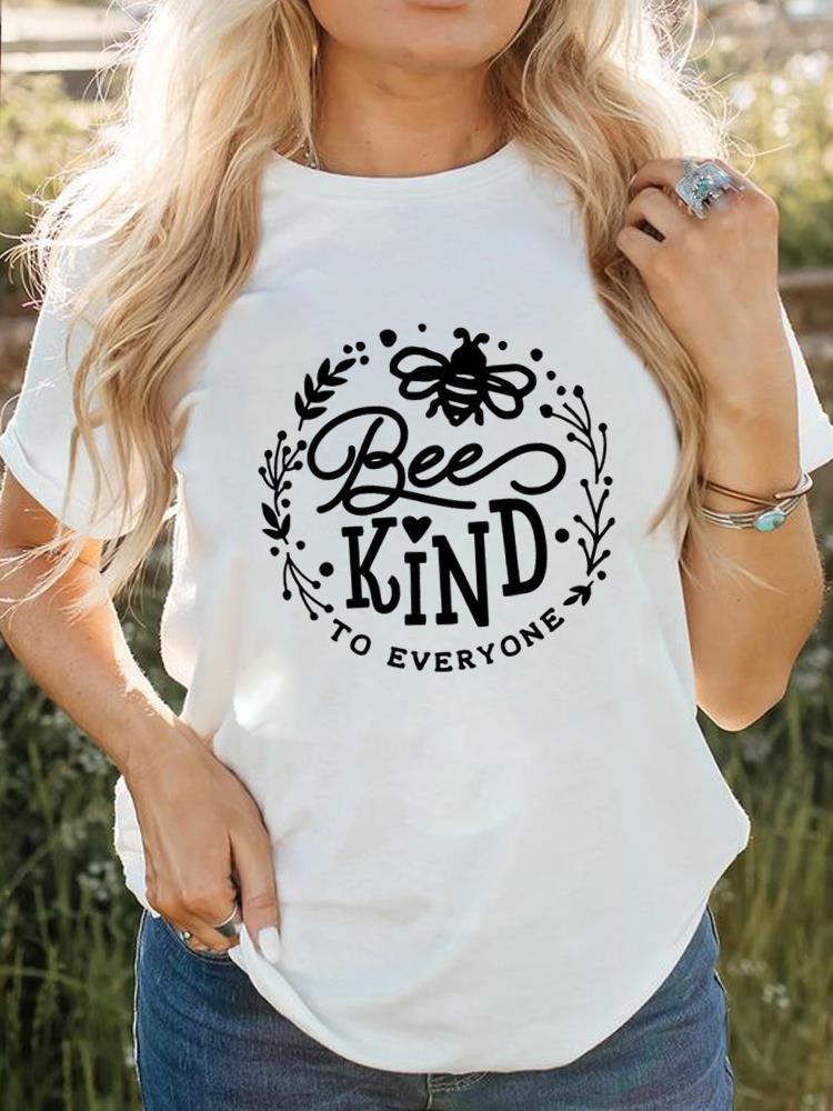 Dame kortærmet t-shirt med print, behageligt og stilfuldt tøj til hverdagen.