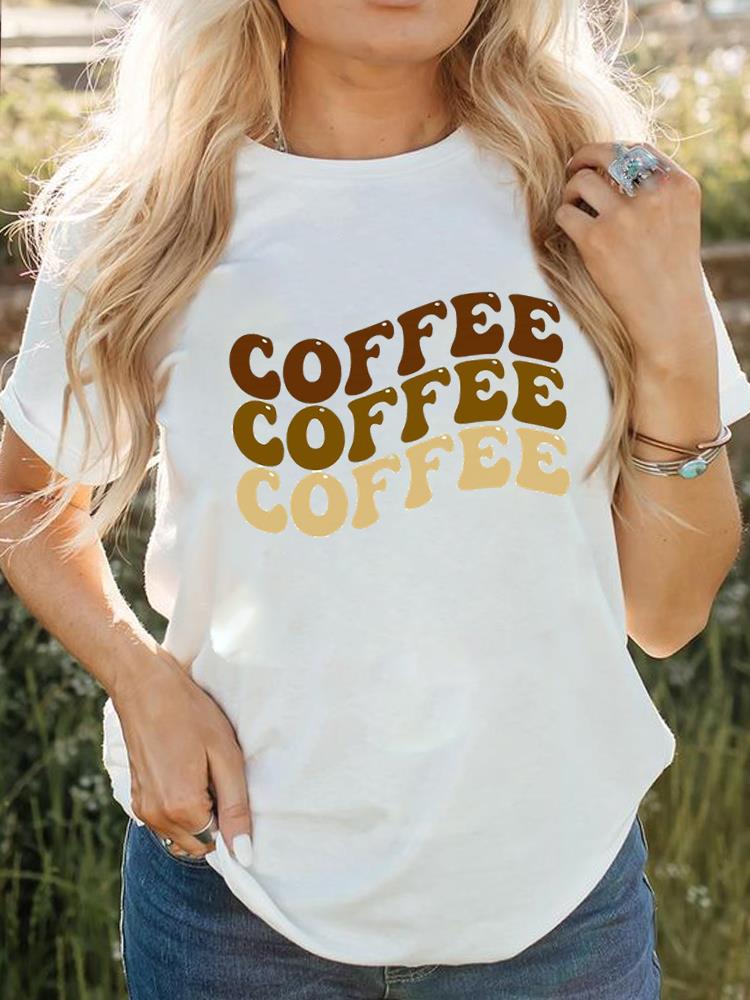 Dame kortærmet t-shirt med print, behageligt og stilfuldt tøj til hverdagen.