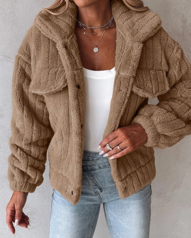 Naisten pehmeä oversized teddy takki napeilla, ruskea, pörröinen materiaali, napitettava etukiinnitys, rintataskut.