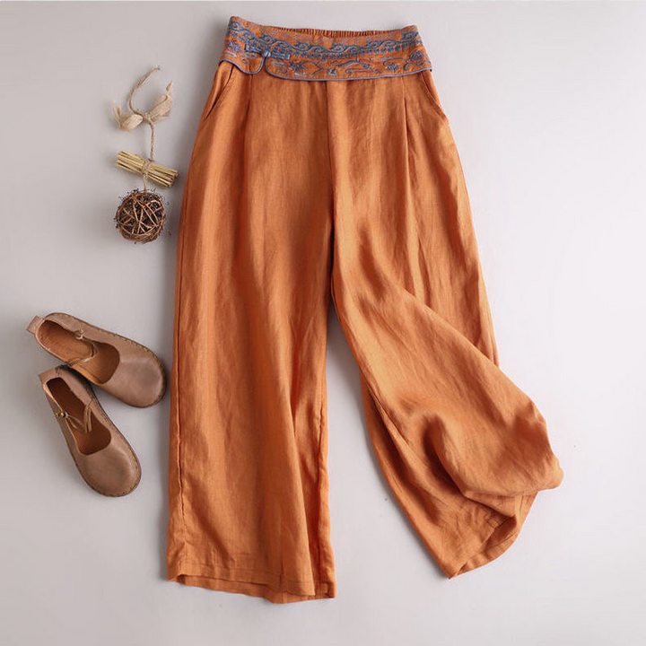 Dame linnedbukser forfra, broderet talje, lys farve, afslappet og stilfuldt sommeroutfit til elegante lejligheder.