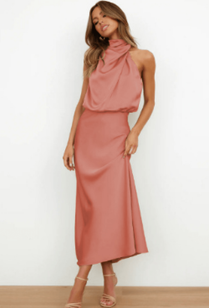 Dame lang satin kjole, elegant silhuet, skinnende overflade, afslappet og stilfuldt outfit i forskellige farver.