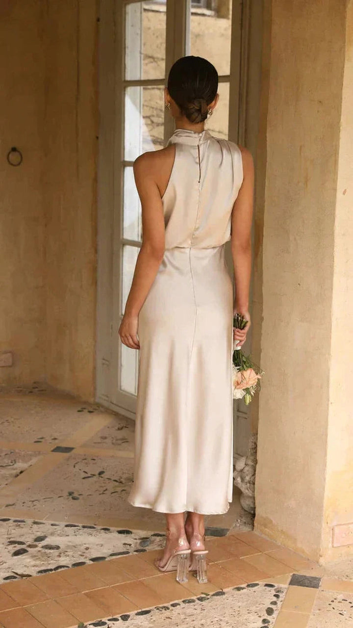Dame lang satin kjole, elegant silhuet, skinnende overflade, afslappet og stilfuldt outfit i forskellige farver.