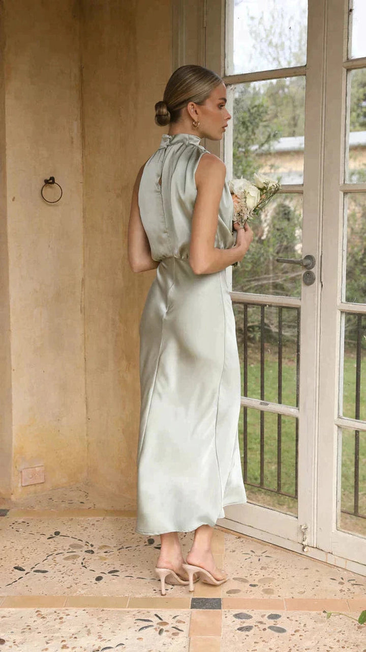Dame lang satin kjole, elegant silhuet, skinnende overflade, afslappet og stilfuldt outfit i forskellige farver.
