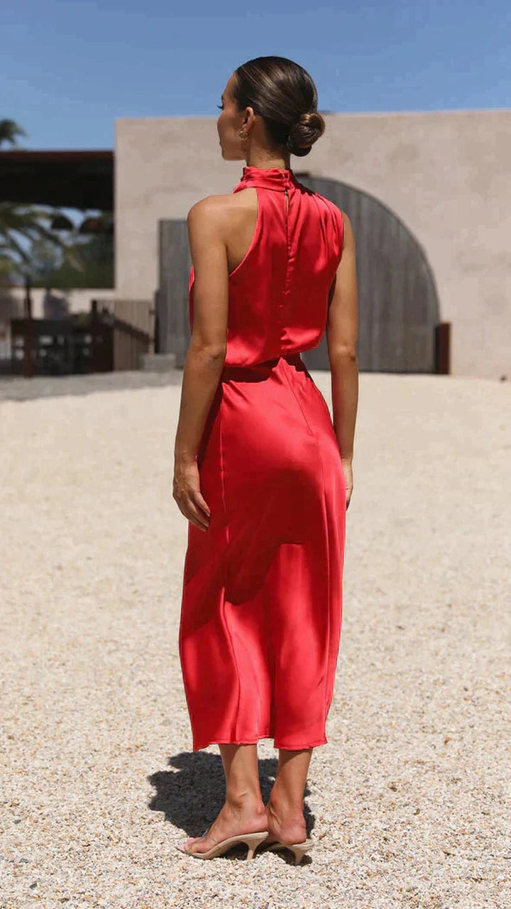 Dame lang satin kjole, elegant silhuet, skinnende overflade, afslappet og stilfuldt outfit i forskellige farver.