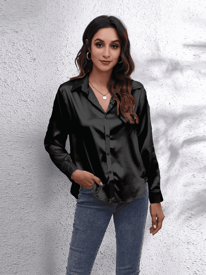 Dame langærmet bluse i satinlook, fås i flere farver, til et luksuriøst og elegant look.