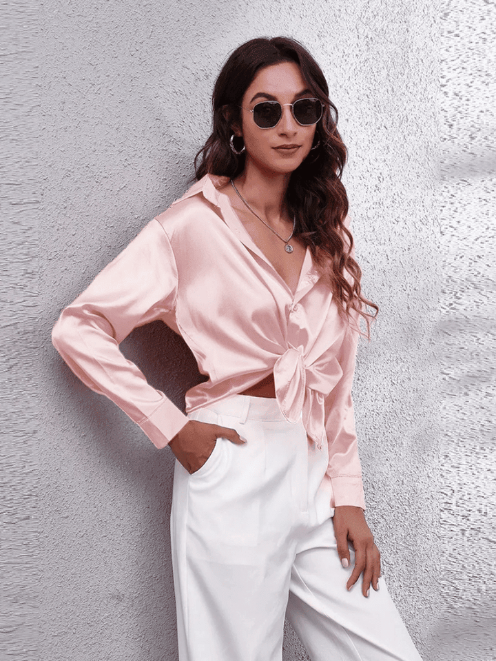 Dame langærmet bluse i satinlook, fås i flere farver, til et luksuriøst og elegant look.