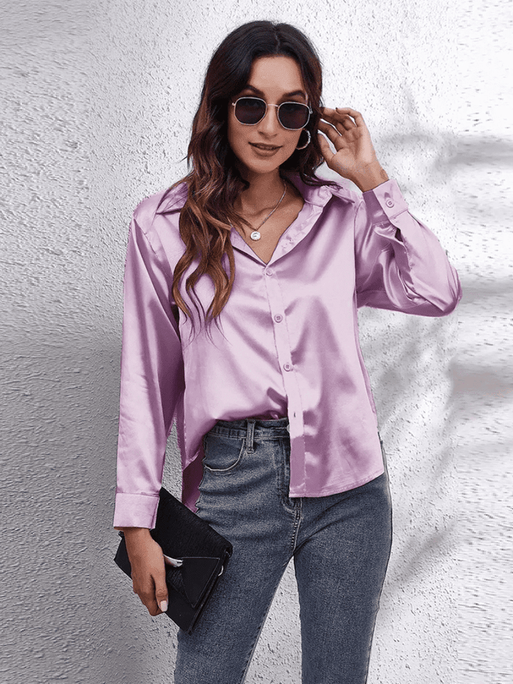 Dame langærmet bluse i satinlook, fås i flere farver, til et luksuriøst og elegant look.