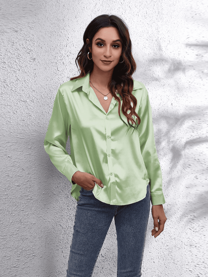 Dame langærmet bluse i satinlook, fås i flere farver, til et luksuriøst og elegant look.