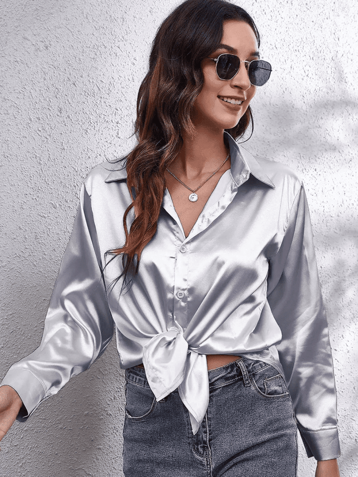 Dame langærmet bluse i satinlook, fås i flere farver, til et luksuriøst og elegant look.