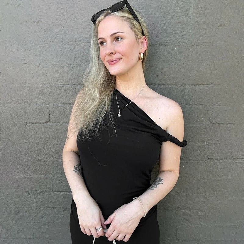 Dame off-shoulder crop top med blonder, hvid, sommerligt design, perfekt til højtaljede underdele.