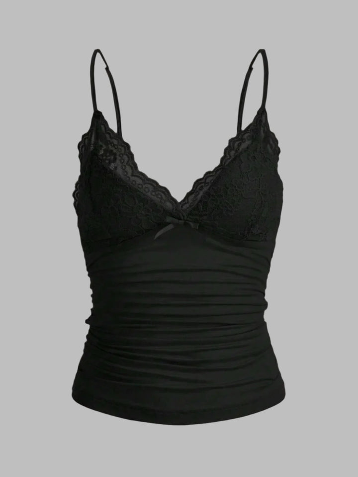 Dame kort top med blondekant og sløjfe. Let, justerbare stropper, perfekt til sommerlook.