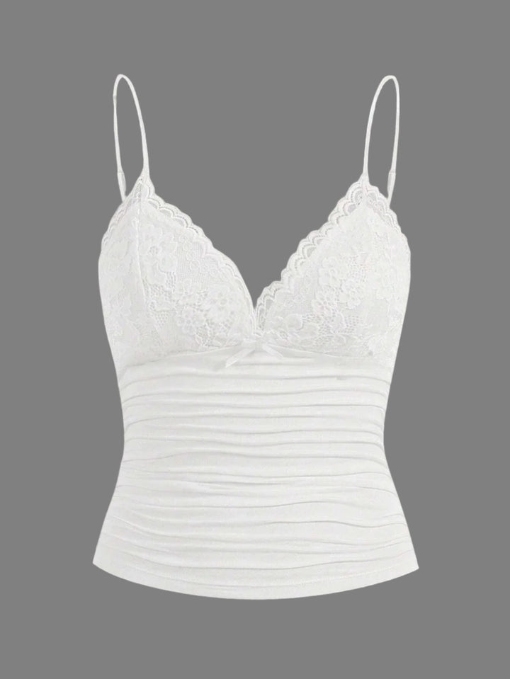 Dame kort top med blondekant og sløjfe. Let, justerbare stropper, perfekt til sommerlook.