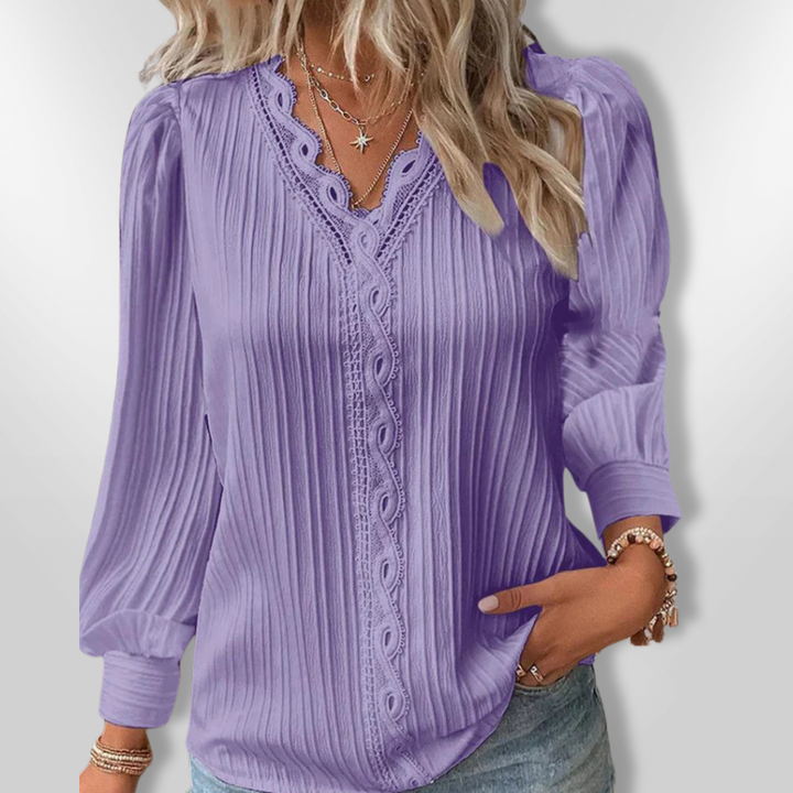 Damebluse med plisseret langærme, let musselin, blondekanter, elegant og feminint look i flere farver.