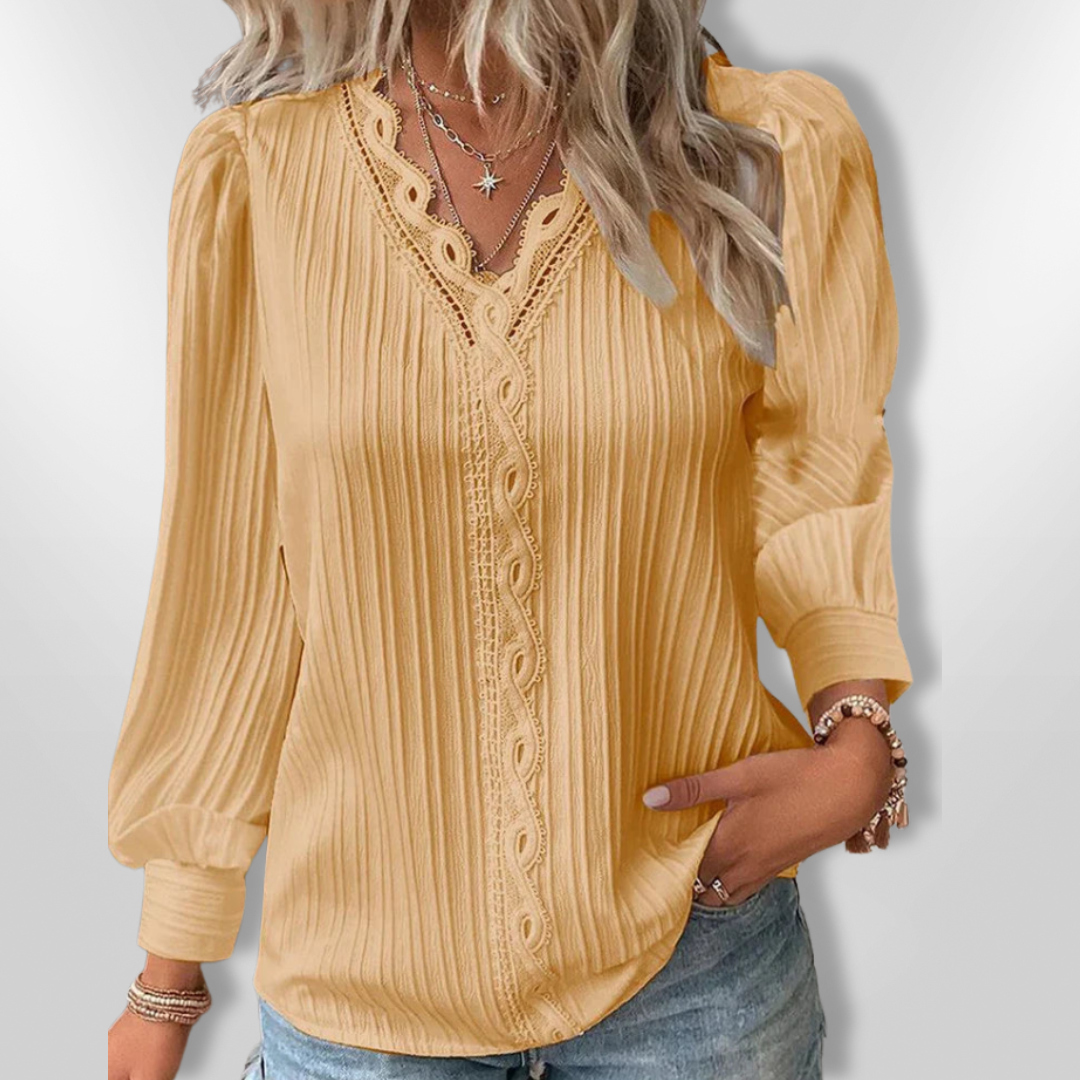 Damebluse med plisseret langærme, let musselin, blondekanter, elegant og feminint look i flere farver.