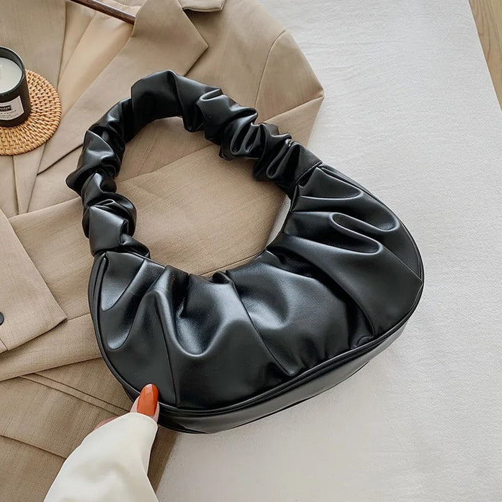 Dame skuldertaske med plisseret cloud-design, blød og elegant, kompakt og rummelig, perfekt til hverdag og fest.