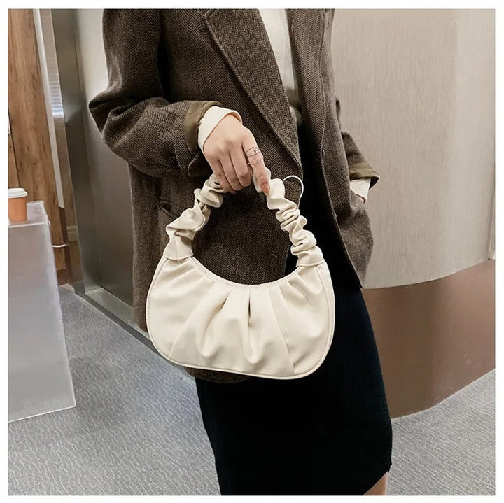 Dame skuldertaske med plisseret cloud-design, blød og elegant, kompakt og rummelig, perfekt til hverdag og fest.