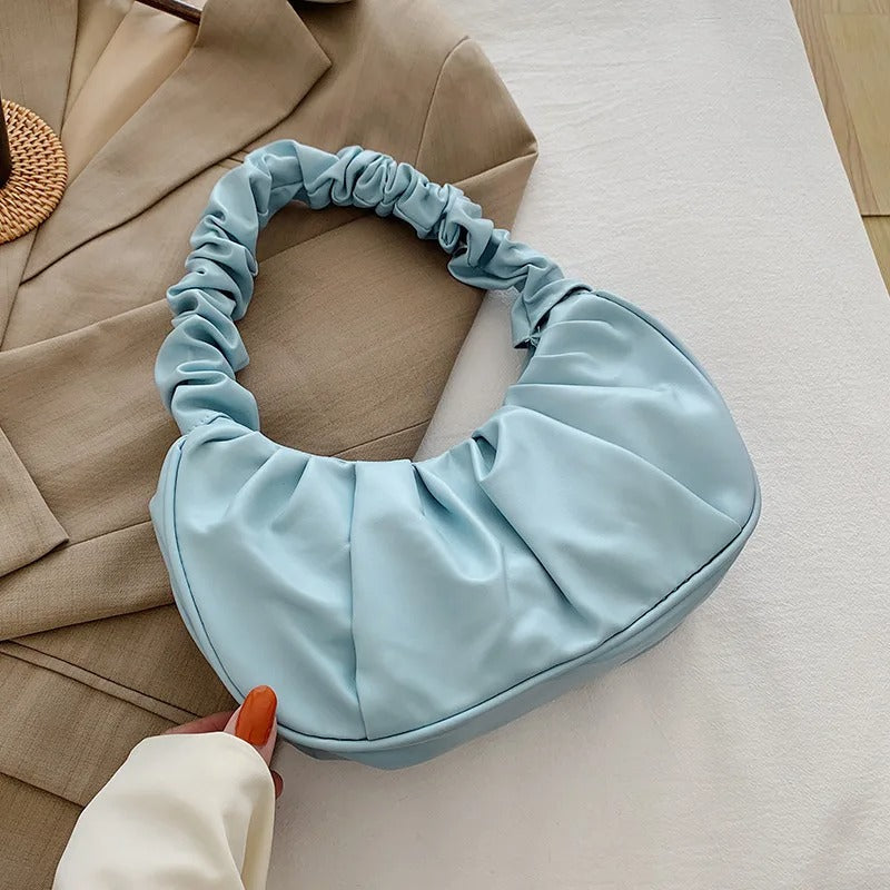 Dame skuldertaske med plisseret cloud-design, blød og elegant, kompakt og rummelig, perfekt til hverdag og fest.
