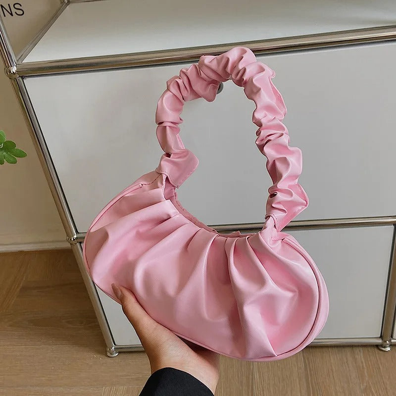 Dame skuldertaske med plisseret cloud-design, blød og elegant, kompakt og rummelig, perfekt til hverdag og fest.