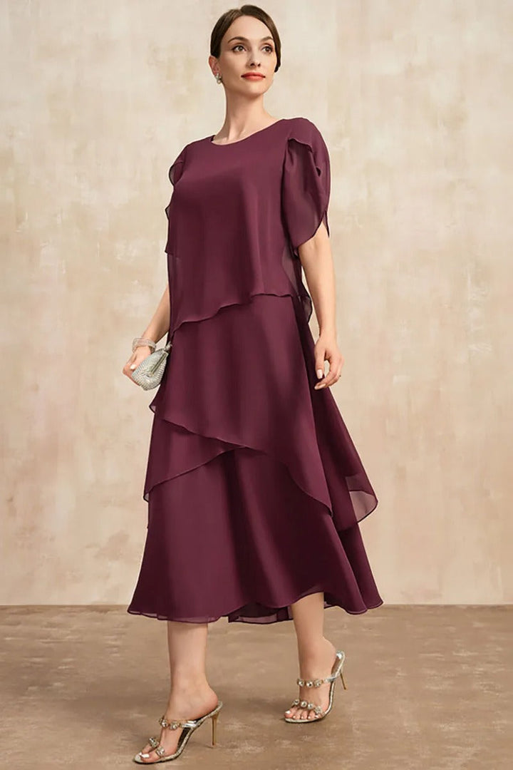 Dame plus size chiffon kjole med lagdelt kant og kronbladsærmer, elegant og let, fotograferet forfra.