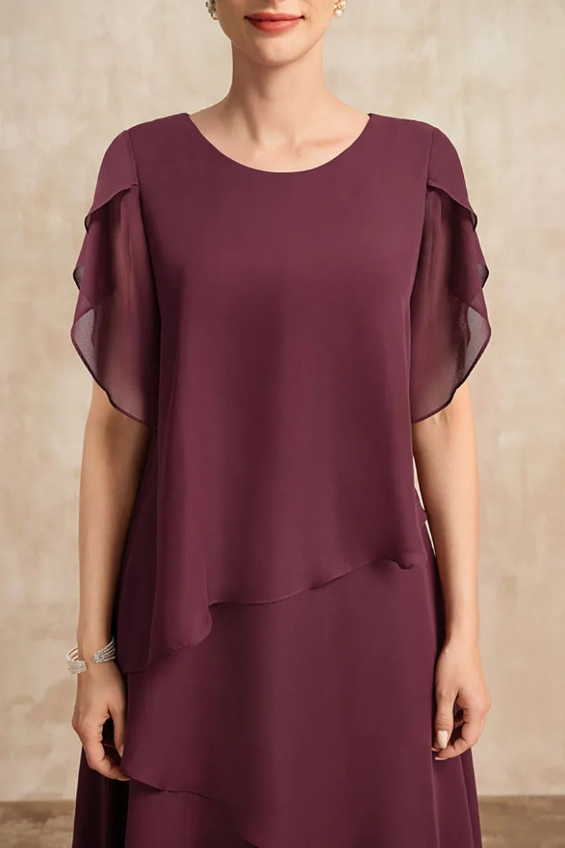 Dame plus size chiffon kjole med lagdelt kant og kronbladsærmer, elegant og let, fotograferet forfra.