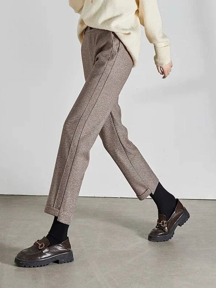 Damebukser med bælte, alsidige og stilfulde. Fås i sort, blød hvid, grå og kaffe.